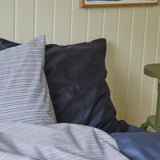 Bomuldspercale sengesæt - Blue shirt stripe